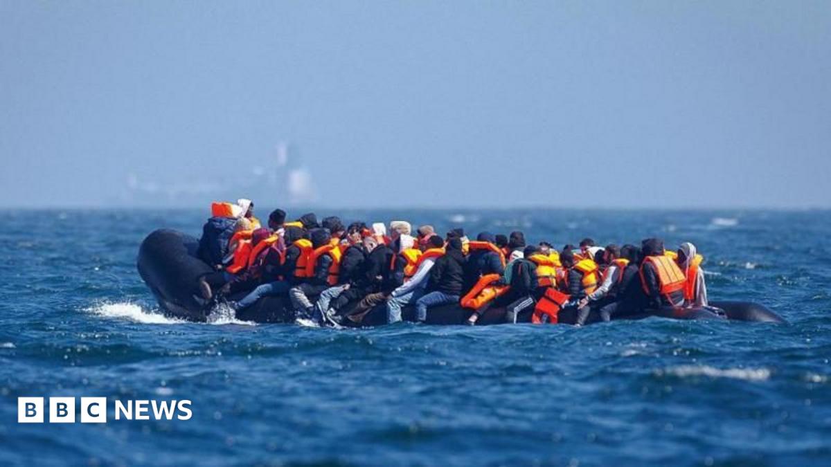 Hundreds of migrants enter UK after 10-day lull