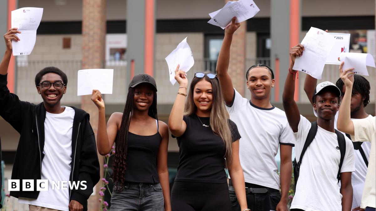 İngiltere'de A-Level Sonuçları: Rekor Sayıda 18 Yaşlı Üniversiteye Kabul Edildi