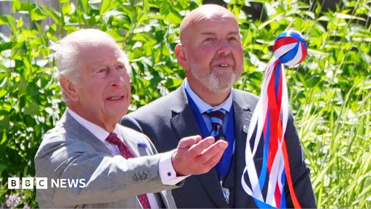 Kral Charles, İskoçya'nın Yüzyıllık Sokak Oyununu Başlattı